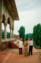Architecture;-Arcs-polylobés;-Colonnes-cannelées;-Delhi;-Fort-rouge;-Hayat-Bakhsh-Bagh;-Inde;-Jardin;-Kaleidos;-Kaleidos-images;-La-parole-à-limage;-Lal-Qila;-Marbre-blanc;-Moghols;-Patrimoine-de-lHumanité;-Pavillon;-Shah-Jahan;-Shahjahanabad;-Stories-Pictures;-Tarek-Charara;-Turbans;-UNESCO;-Vieux-Delhi;-Visiteurs